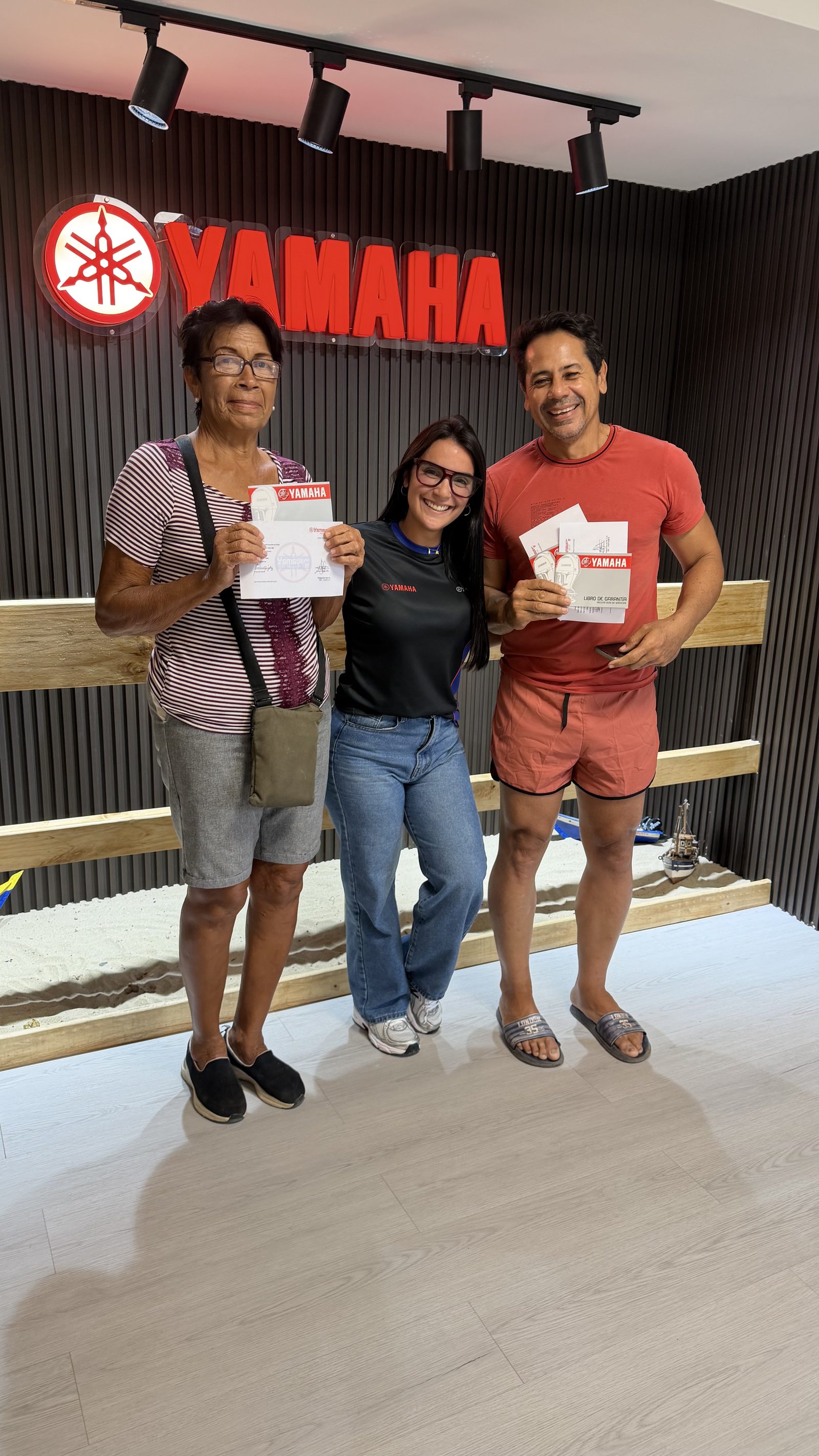 Entrega de motor a clientes en la tienda