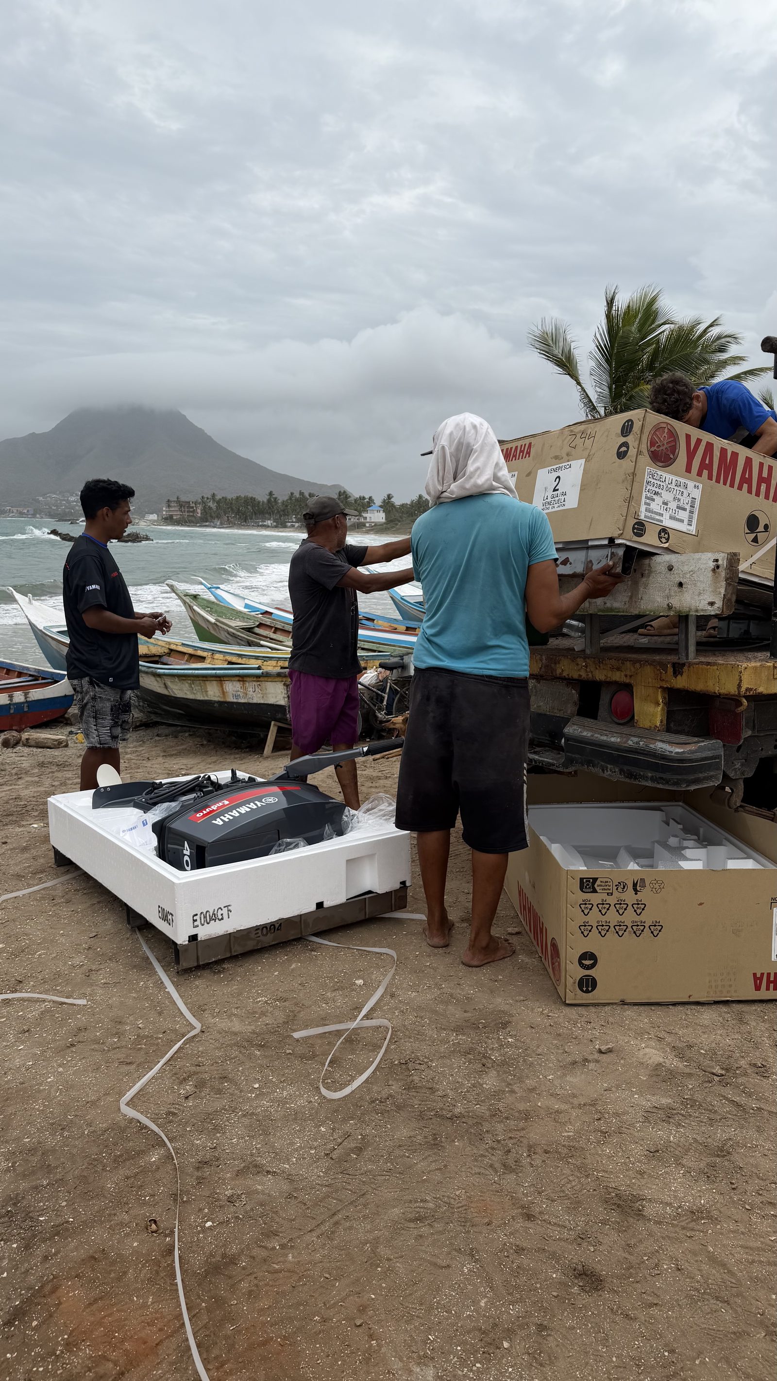 Entrega de motores a pescadores en la playa