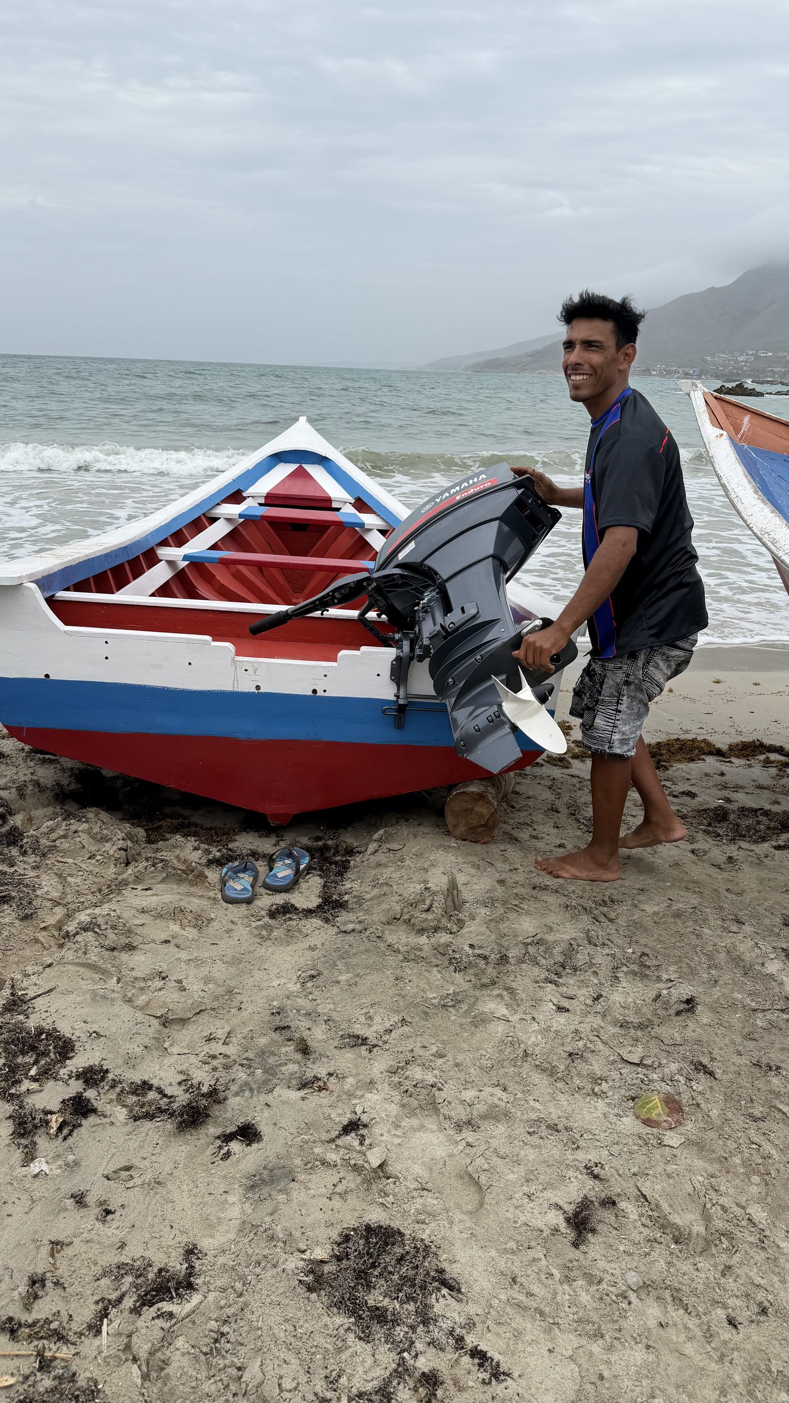 Pescador con su motor Yamaha nuevo en el peñero