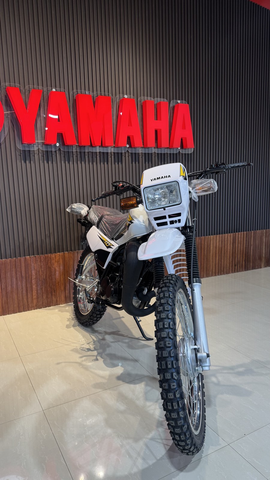 Yamaha DT 175 color blanco y amarillo, vista frontal