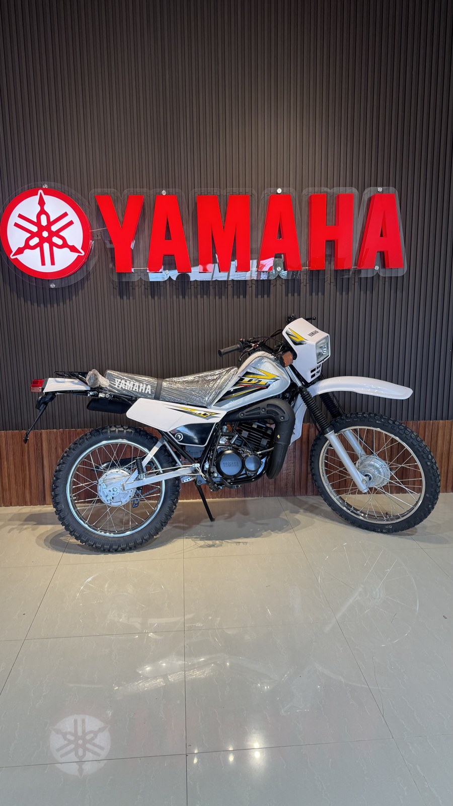 Yamaha DT 175 color blanco y amarillo, vista lateral