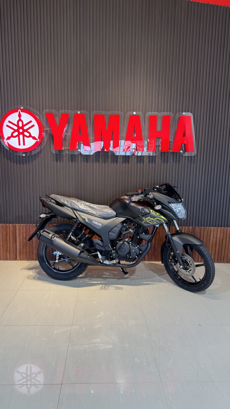 Yamaha SZ 150cc color negro, vista lateral
