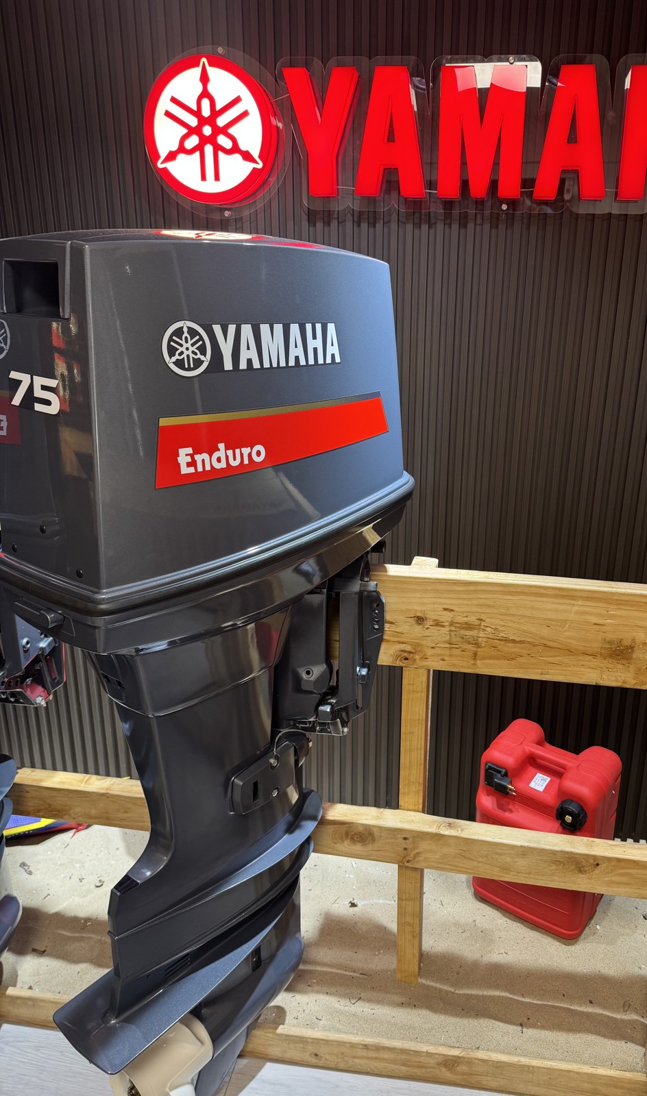 Detalle del cofre Yamaha Enduro 75 HP