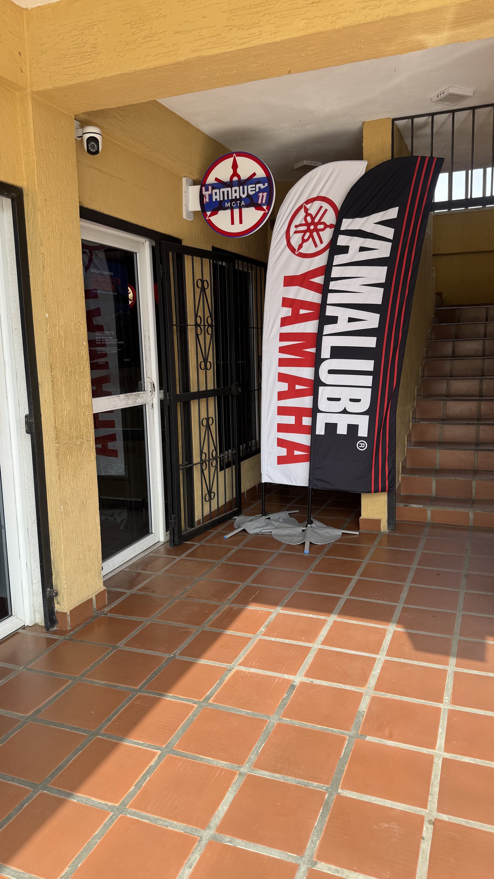 Fachada de la tienda Yamaven El Tirano con banderines Yamaha