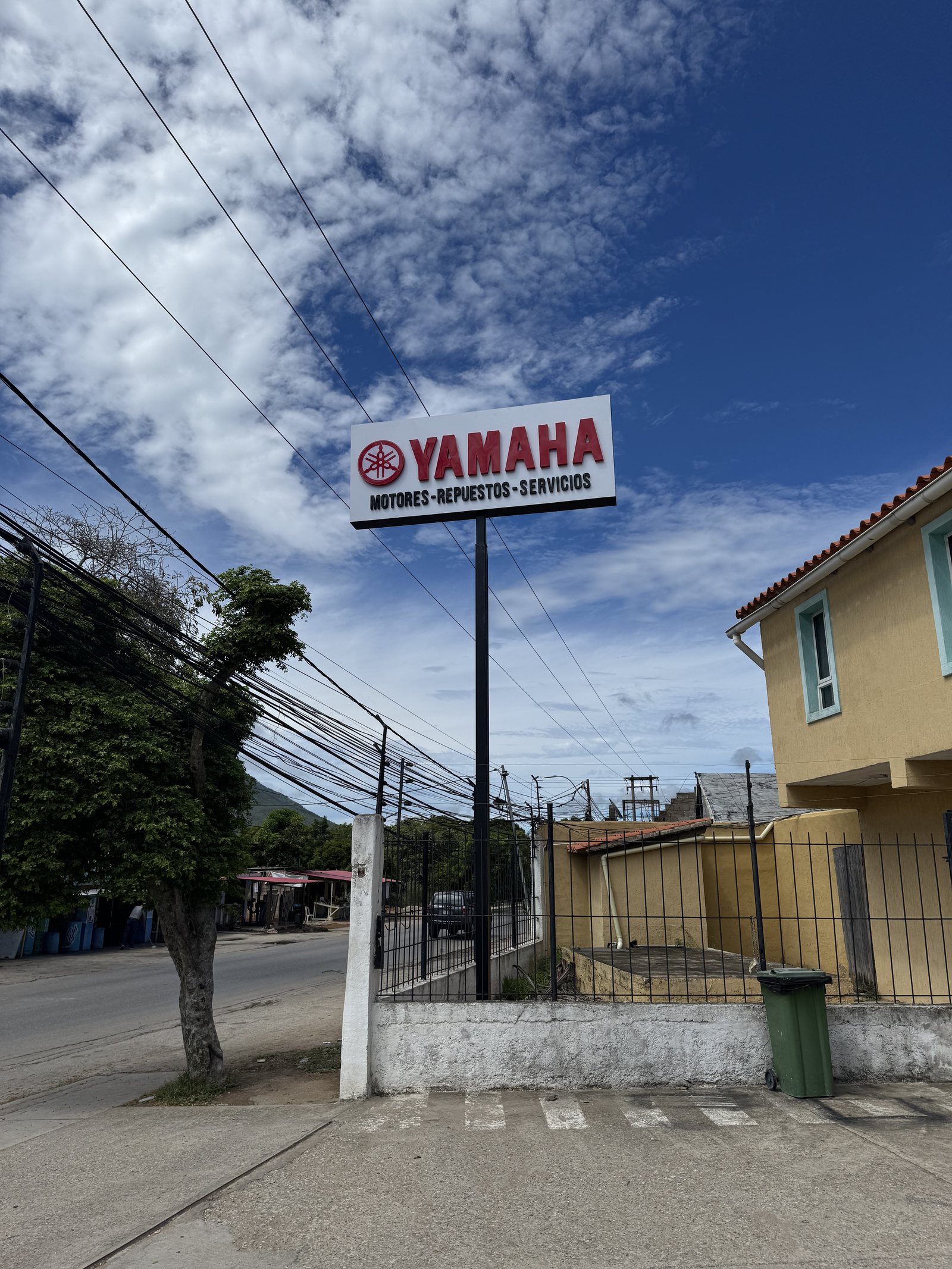 Letrero aéreo Yamaha de la tienda